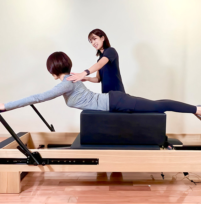 猫背改善専門スタジオきゃっとばっくのメインビジュアル