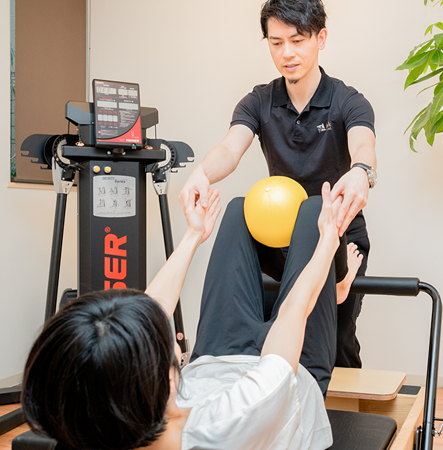 ピラティスによる姿勢改善を行うレッスン風景