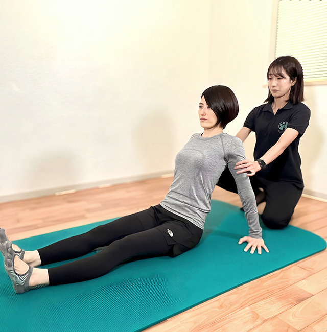 2ヶ月で猫背改善を目指すマンツーマンレッスンの様子